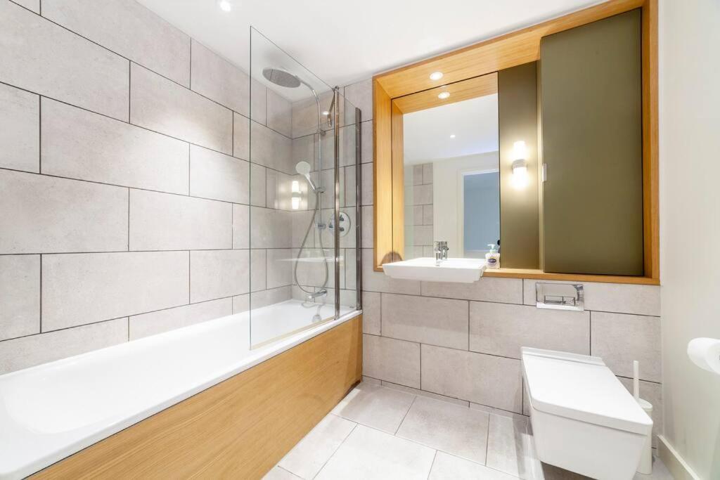 Stunning New 3 Bdr Duplex Wbalcony, East London Lejlighed Eksteriør billede