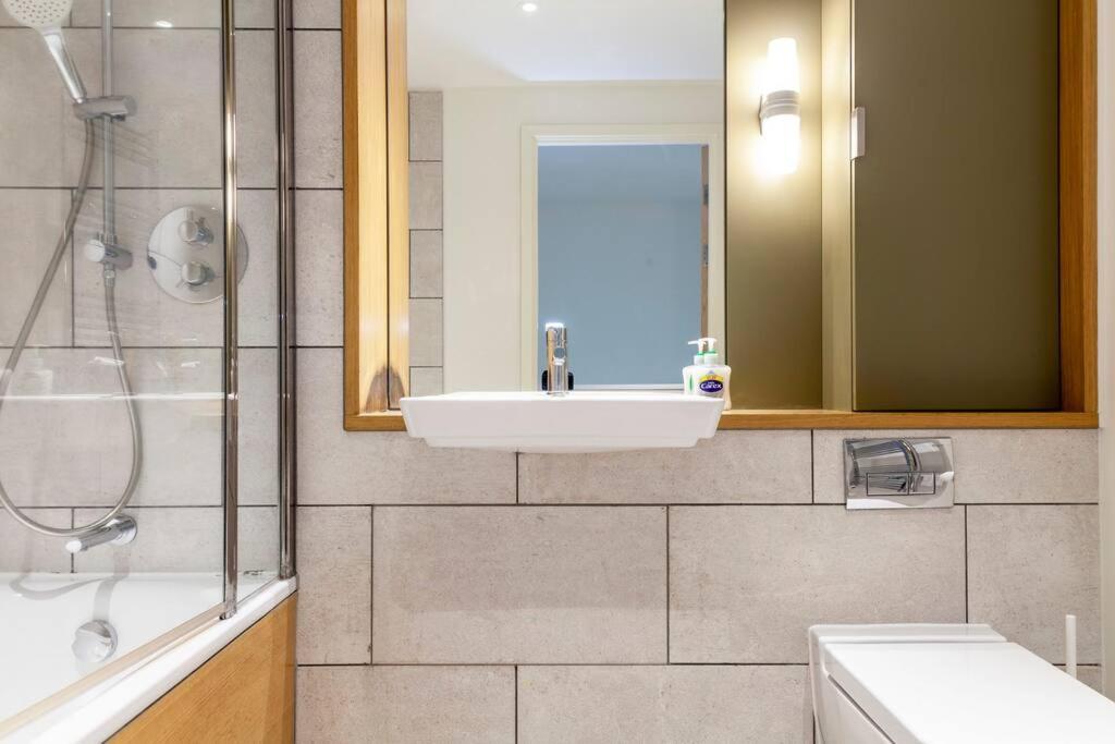 Stunning New 3 Bdr Duplex Wbalcony, East London Lejlighed Eksteriør billede